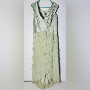 Vintage Tadashi Shoji Iight Green Gown Long Pleated Chiffon Size 6 / 8